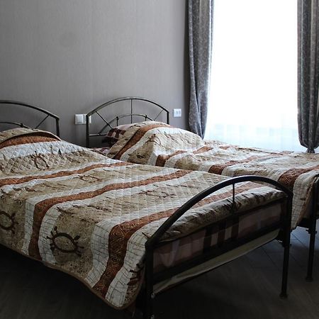 Guest House On Gia Abesadze Street Tbilisi ภายนอก รูปภาพ