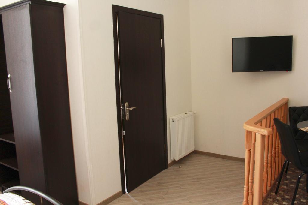 Guest House On Gia Abesadze Street Tbilisi ภายนอก รูปภาพ